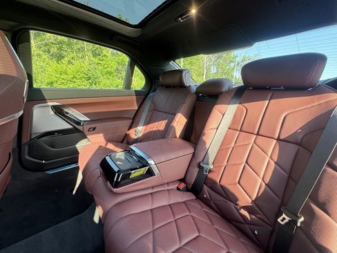 Used 2025 BMW 760i xDrive w/ Luxury Rear Seating Package image 18
