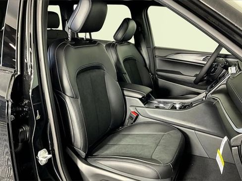 New 2025 Jeep Grand Cherokee Altitude image 11