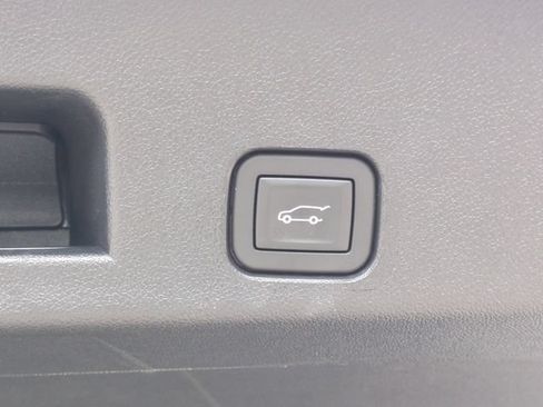 Used 2025 Chevrolet Traverse LT FWD image 15