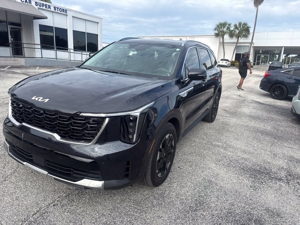 Certified 2025 Kia Sorento S FWD image 3