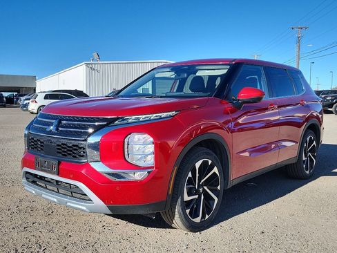 Used 2024 Mitsubishi Outlander SE image 1