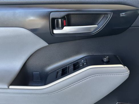 Used 2023 Toyota Highlander XLE FWD image 12