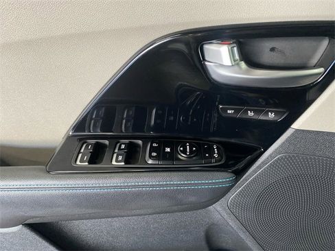 Used 2022 Kia Niro EX Premium image 13