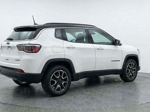 Used 2025 Jeep Compass Trailhawk AWD/4WD image 9
