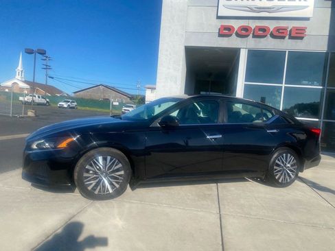 Used 2023 Nissan Altima 2.5 SV w/ SV Premium Package image 13