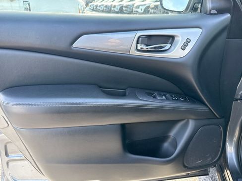 Used 2019 Nissan Pathfinder SL image 16