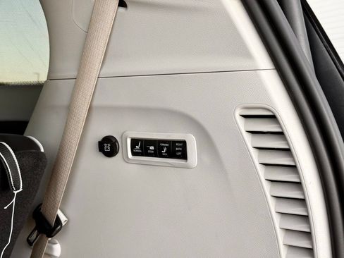 Used 2022 Chrysler Pacifica Limited FWD image 56
