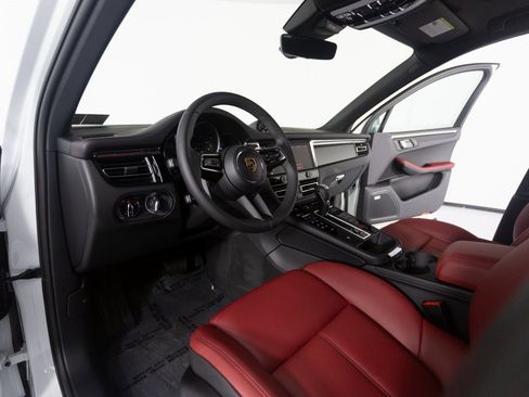 New 2026 Porsche Macan image 4