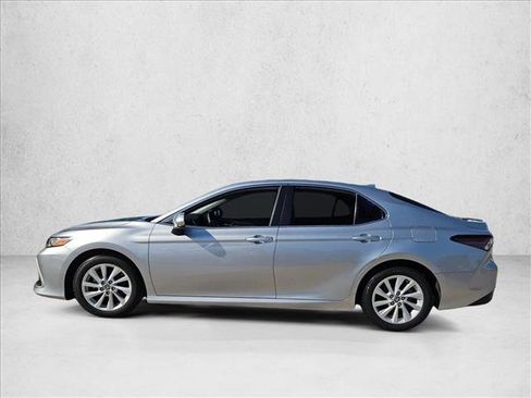 Used 2021 Toyota Camry LE image 3