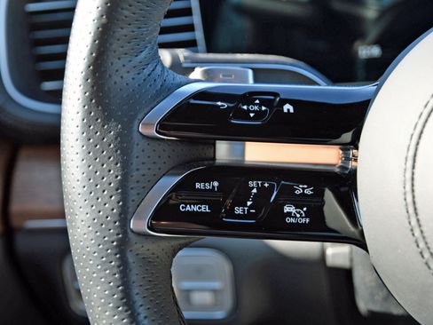 Used 2025 Mercedes-Benz GLS 450 4MATIC image 16