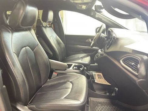 Certified 2025 Chrysler Pacifica Select FWD image 24