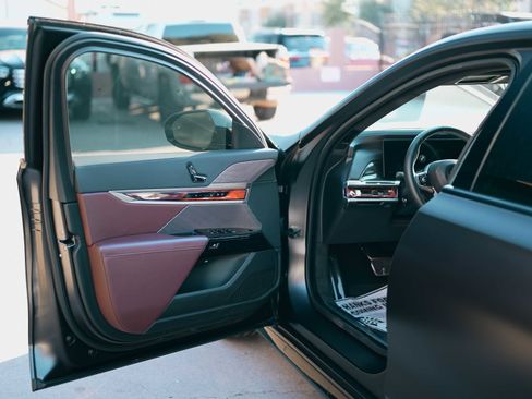 Used 2023 BMW 760i xDrive w/ Executive Package image 7