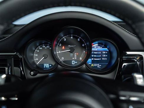 Certified 2026 Porsche Macan AWD/4WD image 22