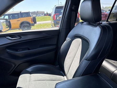 Used 2025 Jeep Grand Cherokee Altitude AWD/4WD image 31