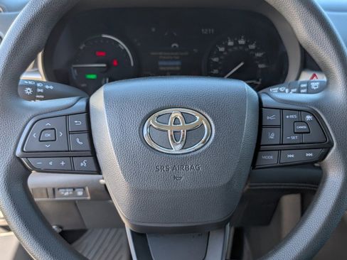Used 2025 Toyota Sienna LE image 19