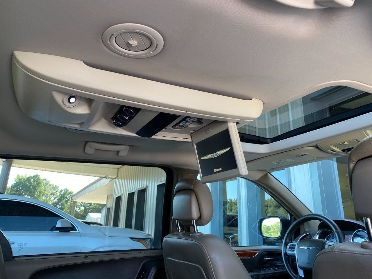 Used 2014 Chrysler Town & Country Touring-L w/ Driver Convenience Group FWD image 19