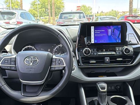 Certified 2024 Toyota Highlander XLE image 10