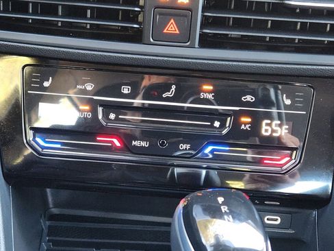 Certified 2025 Volkswagen Jetta SE w/ Sunroof Package image 23