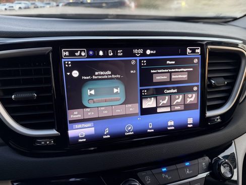 Used 2023 Chrysler Pacifica Touring-L image 22