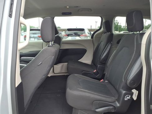 Used 2022 Chrysler Voyager LX FWD image 10