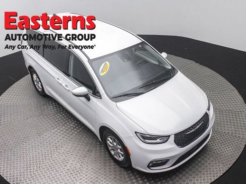Used 2023 Chrysler Pacifica Touring-L FWD image 3