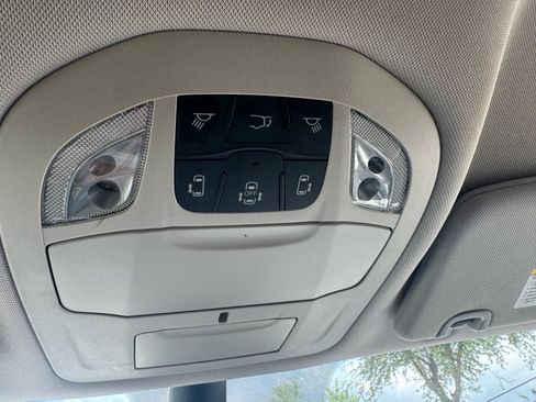 Used 2024 Chrysler Pacifica Touring-L FWD image 22