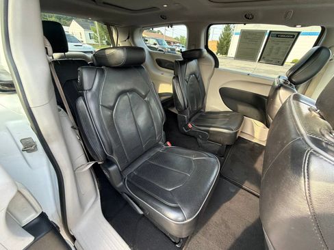 Used 2018 Chrysler Pacifica Limited FWD image 24