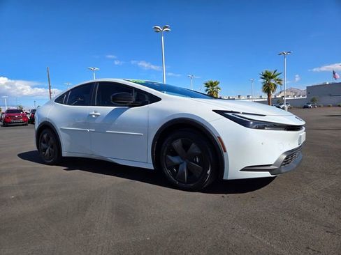 Used 2023 Toyota Prius LE image 2