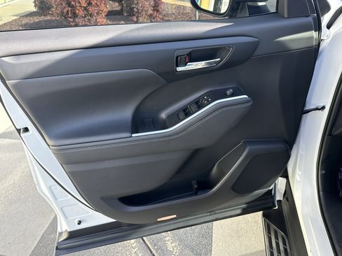 Used 2024 Toyota Highlander XLE image 14