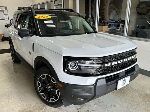 Used 2025 Ford Bronco Sport Outer Banks w/ Outer Banks Tech Package+ AWD/4WD image 3