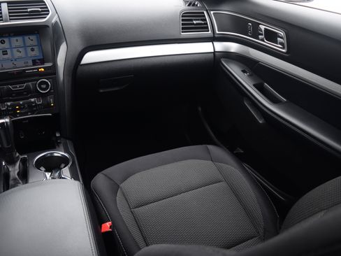 Used 2017 Ford Explorer XLT w/ Equipment Group 201A image 14