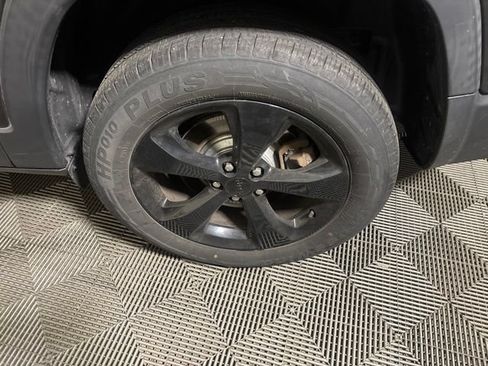 Used 2019 Jeep Cherokee Latitude Plus AWD/4WD image 37