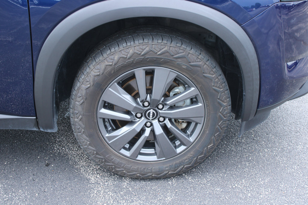Used 2022 Nissan Pathfinder SV AWD/4WD image 16