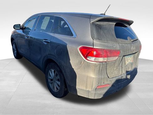 Used 2017 Kia Sorento L image 2