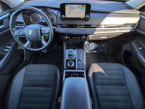 Used 2024 Mitsubishi Outlander SE image 16