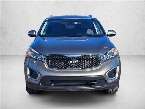Used 2017 Kia Sorento LX w/ LX Convenience Package image 2