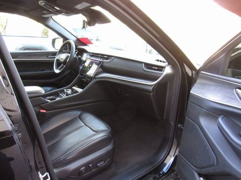 Used 2024 Jeep Grand Cherokee L Limited w/ Luxury Tech Group II image 16