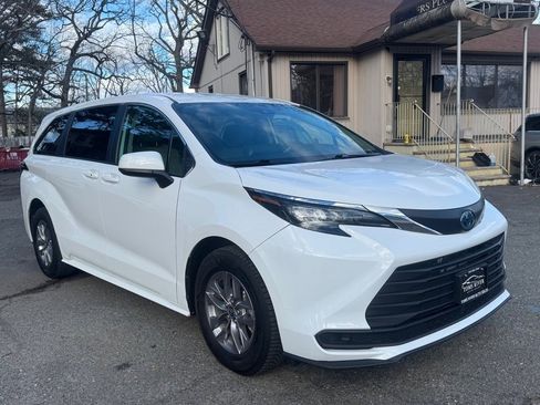 Used 2024 Toyota Sienna LE image 7