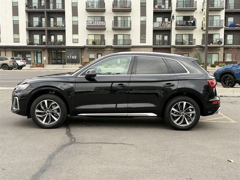 Used 2023 Audi Q5 2.0T Premium w/ Convenience Package image 4