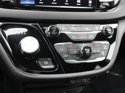 Used 2024 Chrysler Pacifica Touring image 21