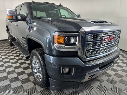 Used 2019 GMC Sierra 2500 Denali w/ Duramax Plus Package AWD/4WD image 7