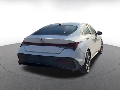 Used 2025 Hyundai Elantra Limited image 12