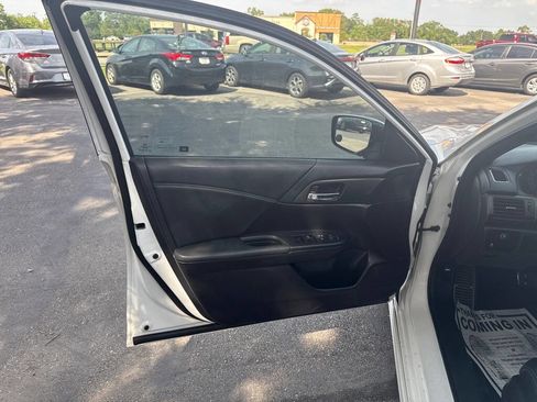 Used 2017 Honda Accord Sport image 8