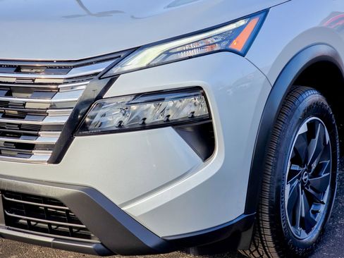 Used 2024 Nissan Rogue SV image 4