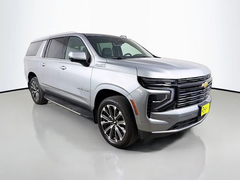 Used 2025 Chevrolet Suburban High Country AWD/4WD image 4