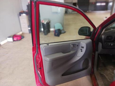 Used 2007 Chrysler Town & Country Touring FWD image 11