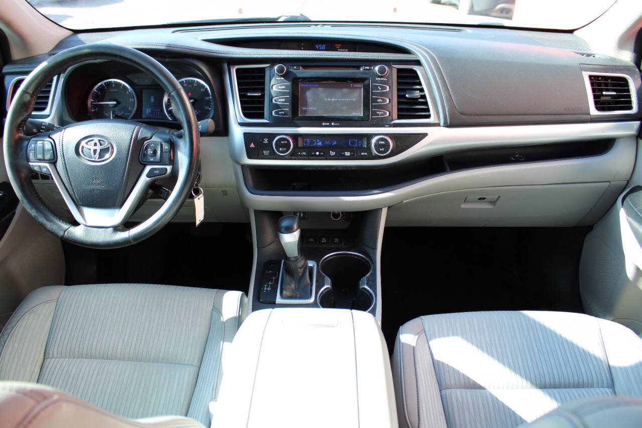 Used 2015 Toyota Highlander Plus AWD/4WD image 11