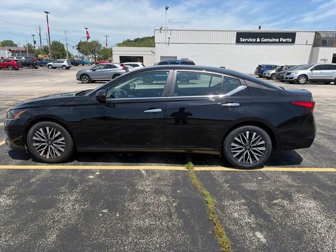 Used 2025 Nissan Altima 2.5 SV FWD image 2
