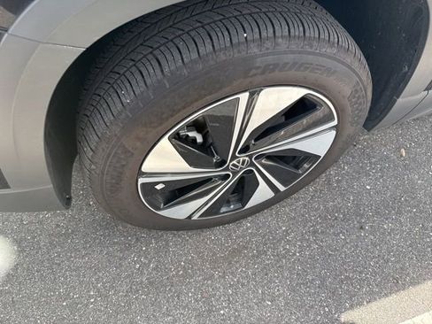 Used 2025 Volkswagen Taos SE w/ Panoramic Sunroof Package image 4