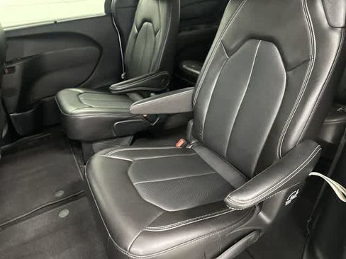 Used 2025 Chrysler Pacifica Select FWD image 11